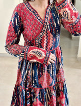 Look straight out of a dreamy movie set as  you turn around and walk in this elegant flaired suit ! The perfect of traditional wear